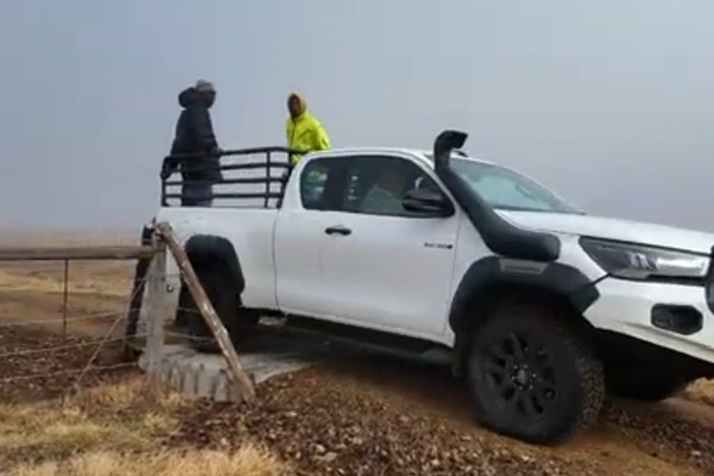 Bakkie ry oor ’n Rietkuil beton-beeswagter by die kamphek